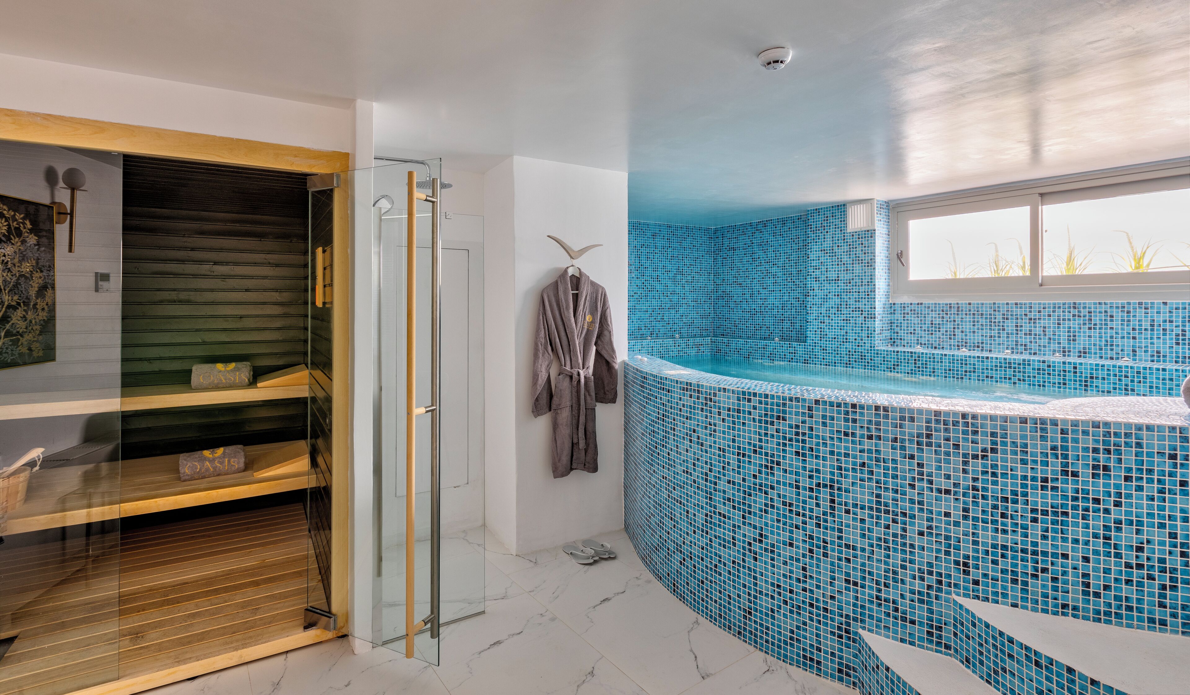 Perawatan tubuh, hidroterapi, aromaterapi, dan pijat dengan batu panas