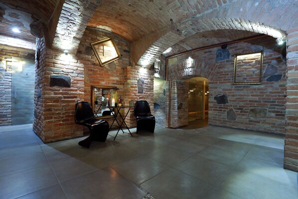 Sauna, Whirlpool, Dampfbad, Aromatherapie, Tiefengewebe-Massagen