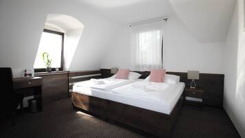 Herbergi með tvíbreiðu rúmi | 1 svefnherbergi, öryggishólf í herbergi, skrifborð