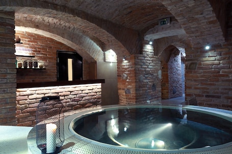 Sauna, hot tub, steam room, aromatherapy, deep-tissue massages