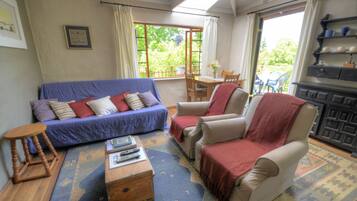 Kabin Standar, 1 kamar tidur, pemandangan kebun, area taman | Ruang keluarga | Televisi layar datar 3-inci dengan saluran TV satelit, TV, dan perapian