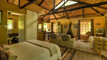 Cottage Keluarga, 1 kamar tidur, pemandangan kebun, area taman | Area keluarga | Televisi layar datar 3-inci dengan saluran TV satelit, TV, dan perapian