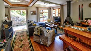 Chalet Keluarga, 2 kamar tidur, pemandangan kebun, area taman | Area keluarga | Televisi layar datar 3-inci dengan saluran TV satelit, TV, dan perapian