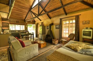 Cottage Familial, 1 chambre, vue jardin, côté jardin | Coin séjour | Télévision à écran plat de 3 pouces avec chaînes par satellite