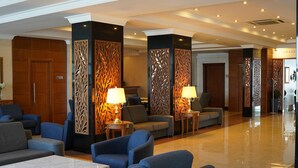 A spacious lobby with modern furniture, including sofas and armchairs, and decorative wooden panels. - Premier Vista Hotel Silivri (Silivri)