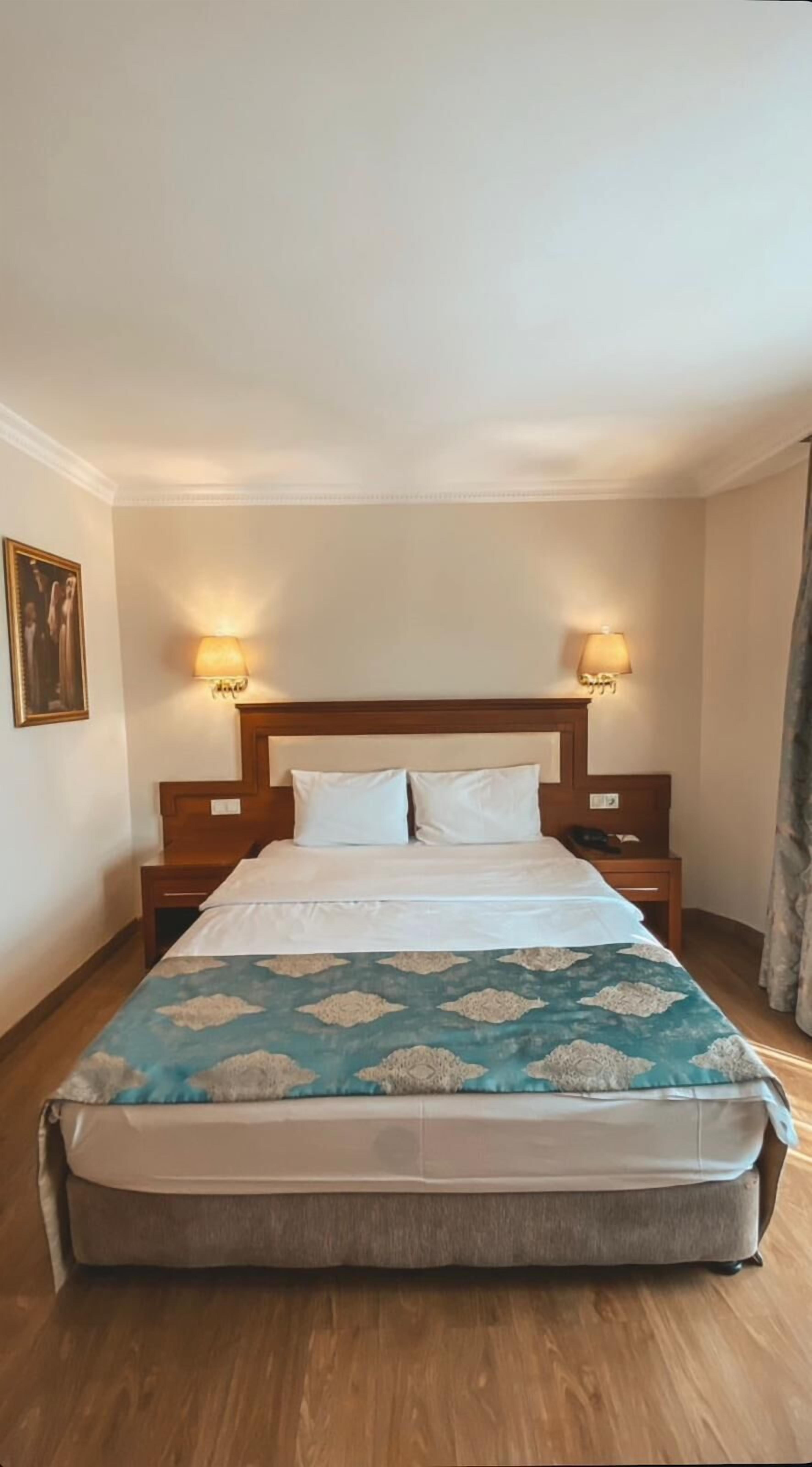 Eenvoudige kamer, 1 slaapkamer, uitzicht op de stad | Een kluis op de kamer, een bureau, geluiddichte muren