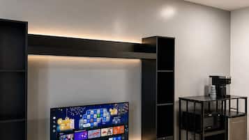 Quadruple Room | Living area | TV