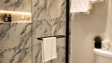 Quadruple Room | Bathroom | Hair dryer, towels, soap, shampoo