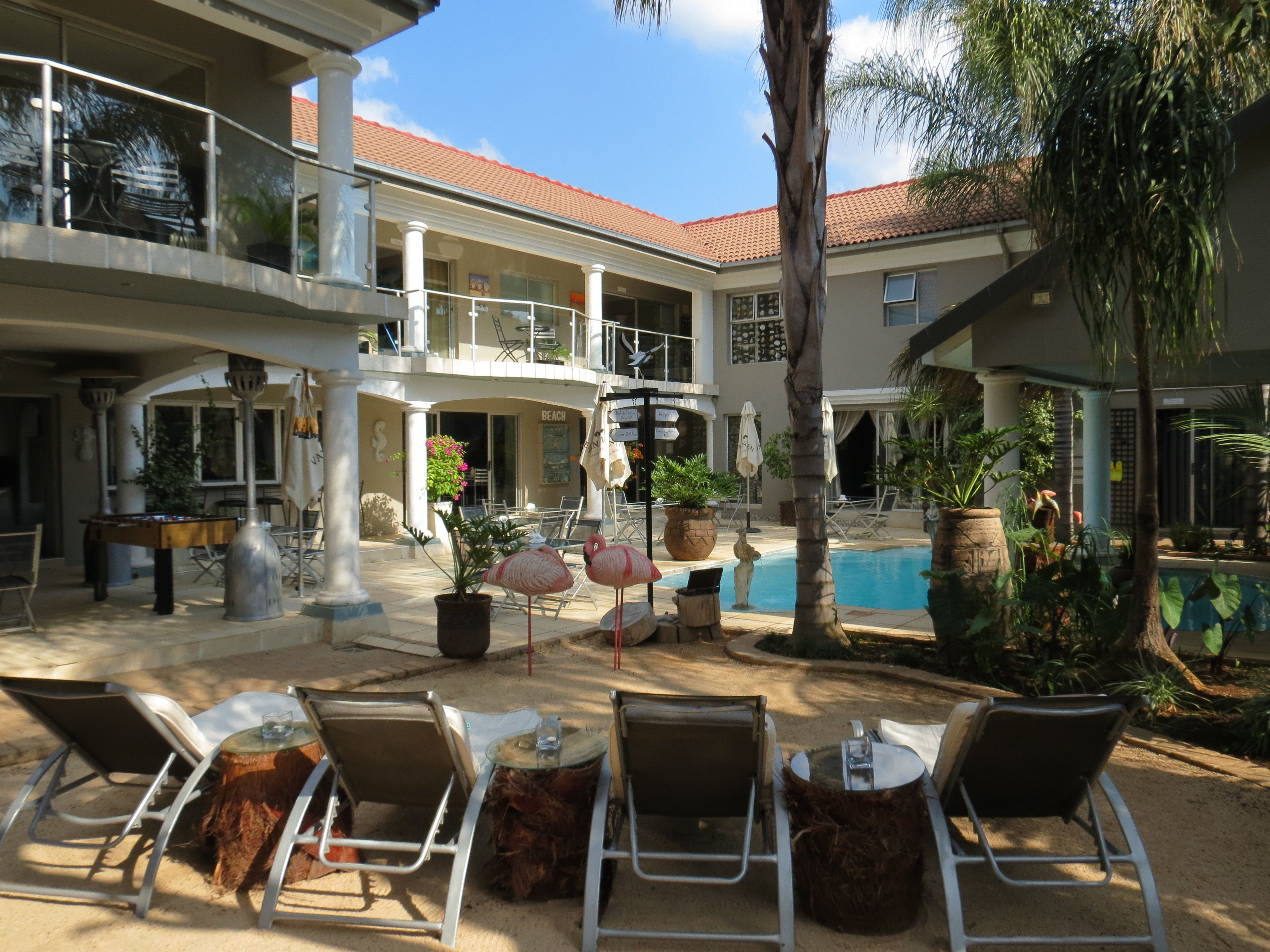 Piscine extérieure, chaises longues