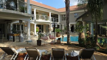 Piscine extérieure, chaises longues