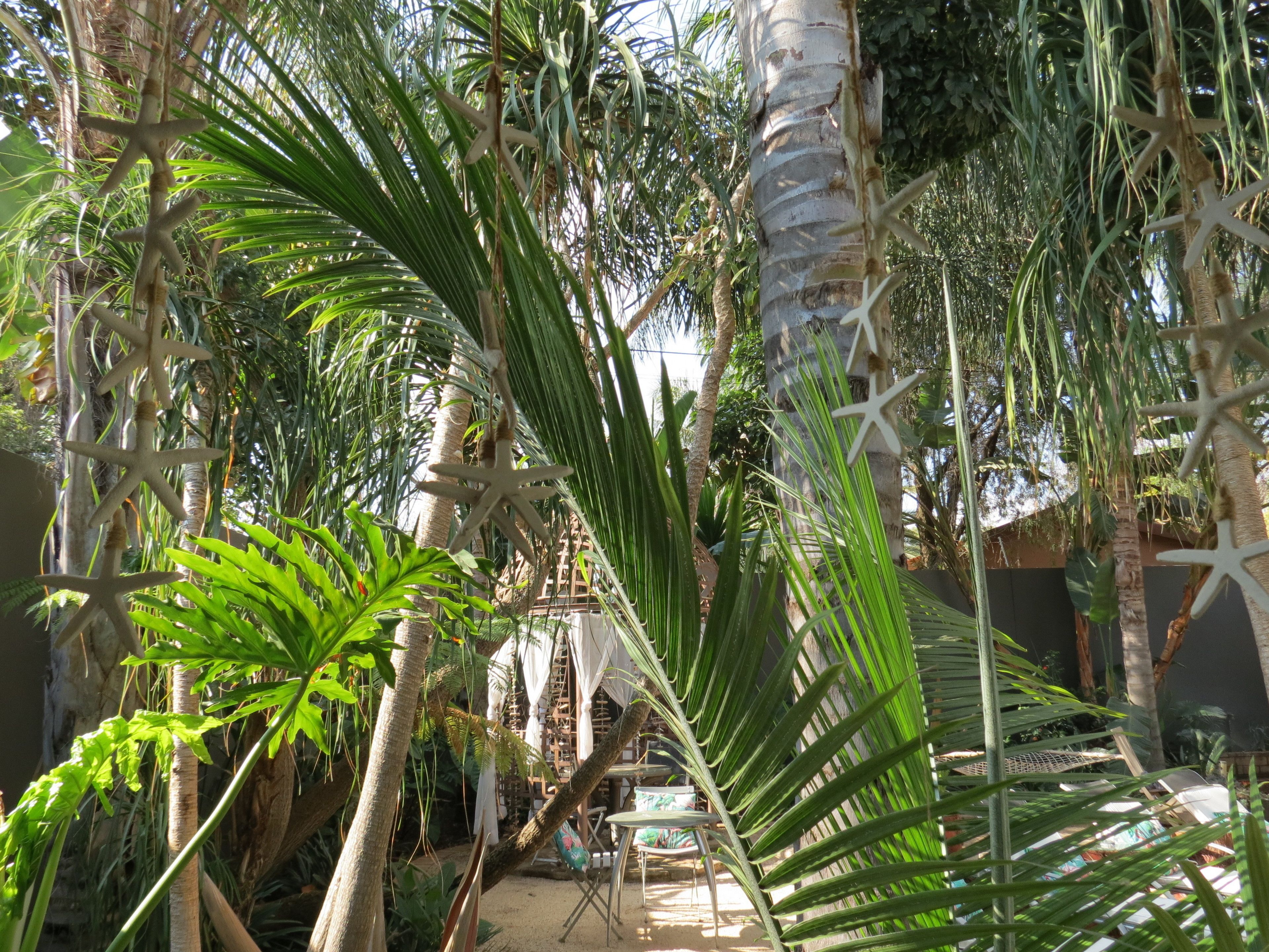 Utendørsbasseng og solsenger