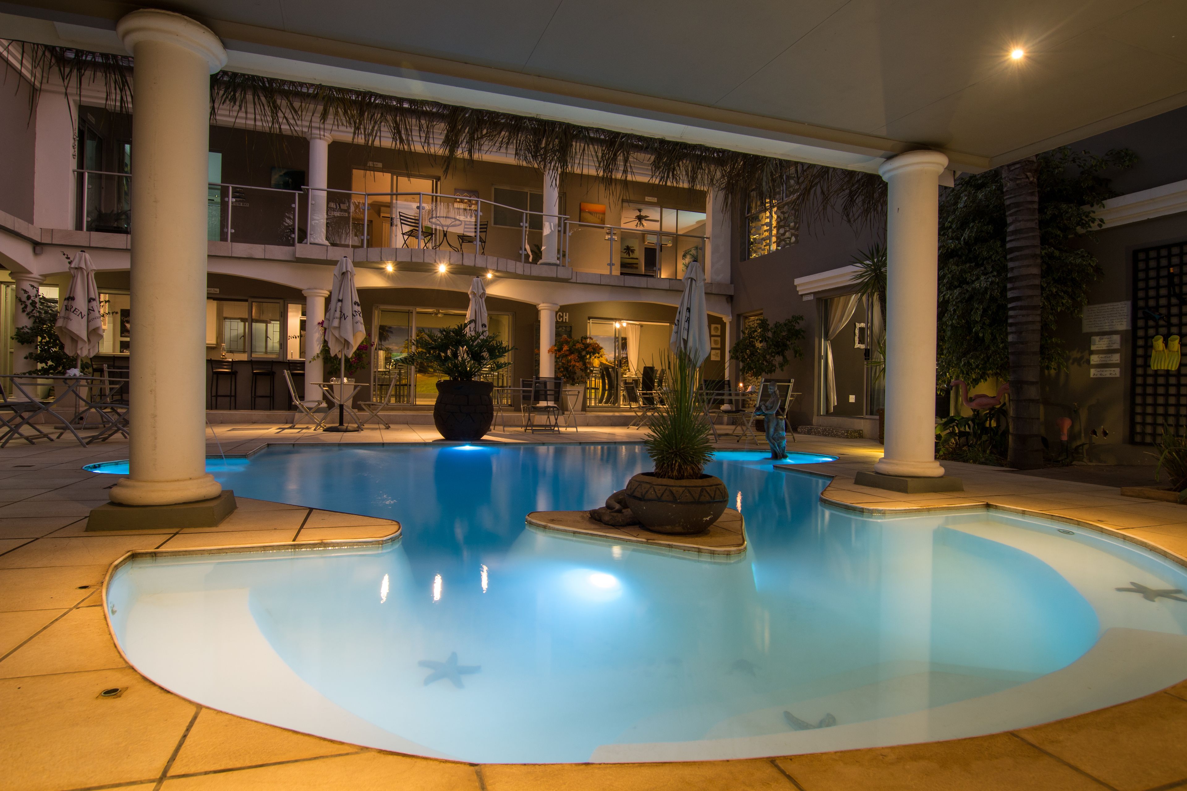 Quầy bar bên hồ bơi