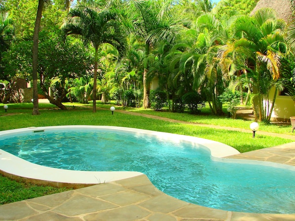 2 outdoor pools