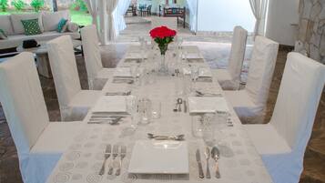 Breakfast, lunch, dinner served; international cuisine