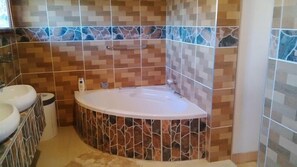 Room (1) | Bathroom | Separate bathtub and shower, jetted bath, free toiletries