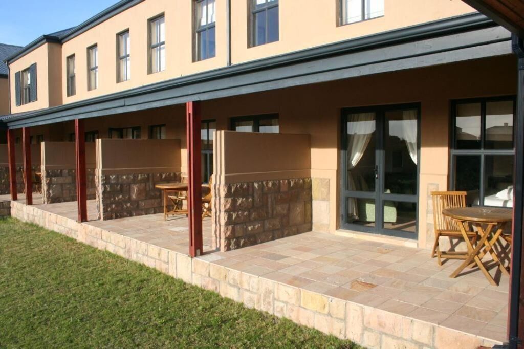 Breakfast, lunch, dinner served; international cuisine 