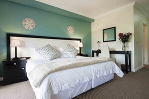 Värdeförvaringsskåp på rummet, skrivbord och strykjärn/strykbräda