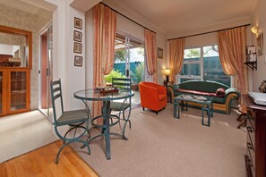 Studio Confort, 1 chambre (Unit Three) | Aire de séjour | Téléviseur au plasma