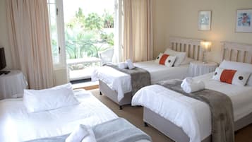 Familienzimmer, 1 Schlafzimmer ( Double/Twin with Balcony) | 1 Schlafzimmer, Zimmersafe, kostenloses WLAN, Bettwäsche