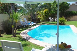 Outdoor pool, pool umbrellas - Mandalay Guest House (Plettenberg Bay)