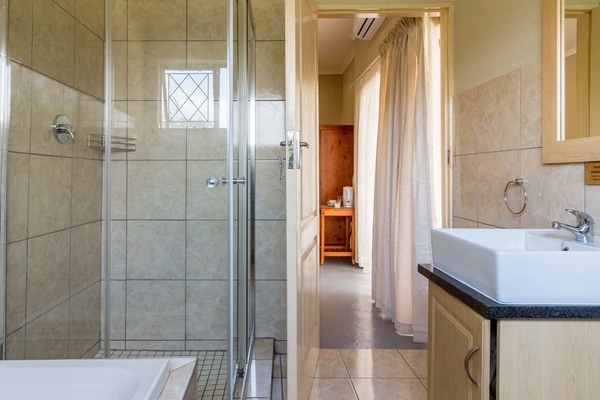 Deluxe Room, 1 Queen Bed | Bathroom | Free toiletries, hair dryer, bathrobes, towels