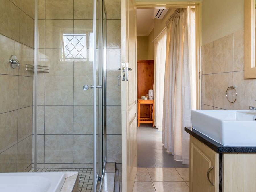 Chambre Deluxe, 1 grand lit | Salle de bain | Articles de toilette gratuits, sèche-cheveux, peignoirs