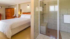 Executive Triple Room | 1 bedroom, desk, iron/ironing board, free WiFi - Sabie Retreats Guest House (Sabie)