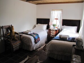 Studio, 2 Single Beds | Iron/ironing board, free WiFi