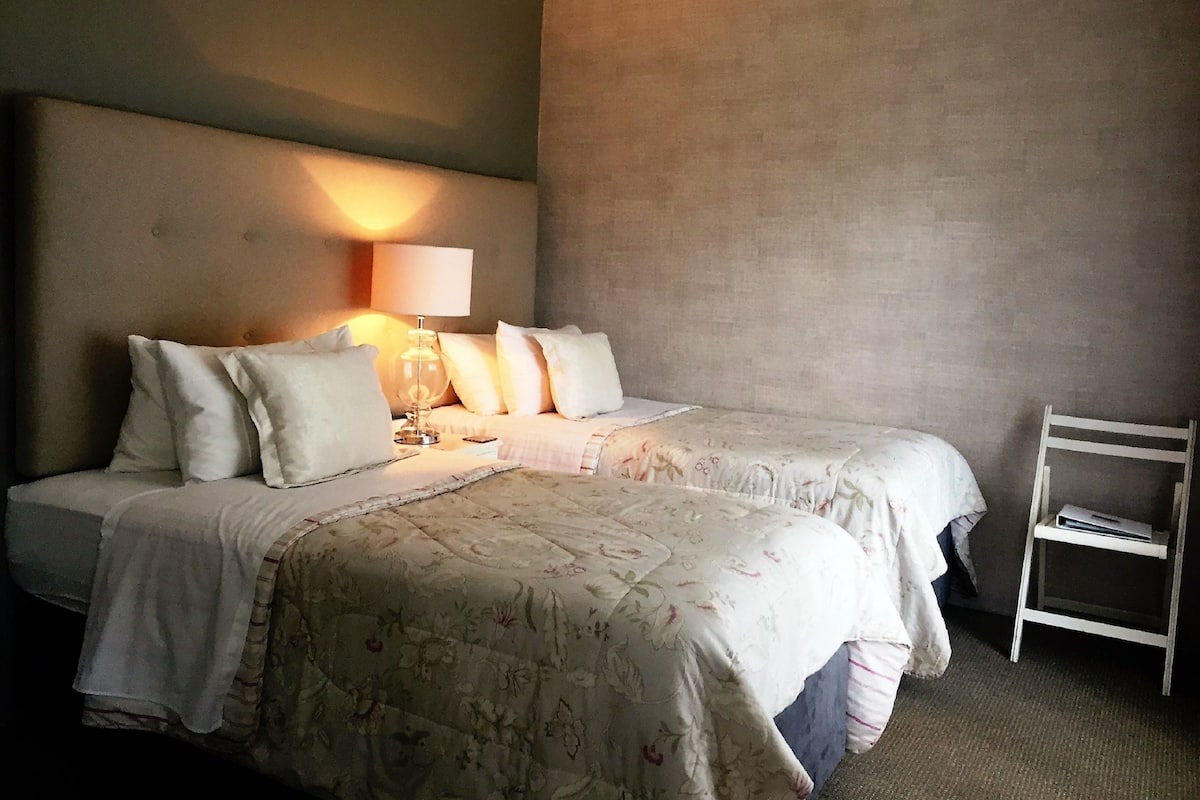Decoración personalizada, muebles diferentes y wifi gratis