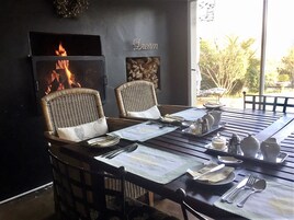 Café da manhã com pratos da culinária local grátis todos os dias