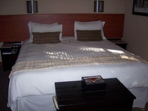 Minibar, in-room safe, desk, soundproofing - á La Martha’s Air-Port Guest House (Gqeberha (Port Elizabeth))