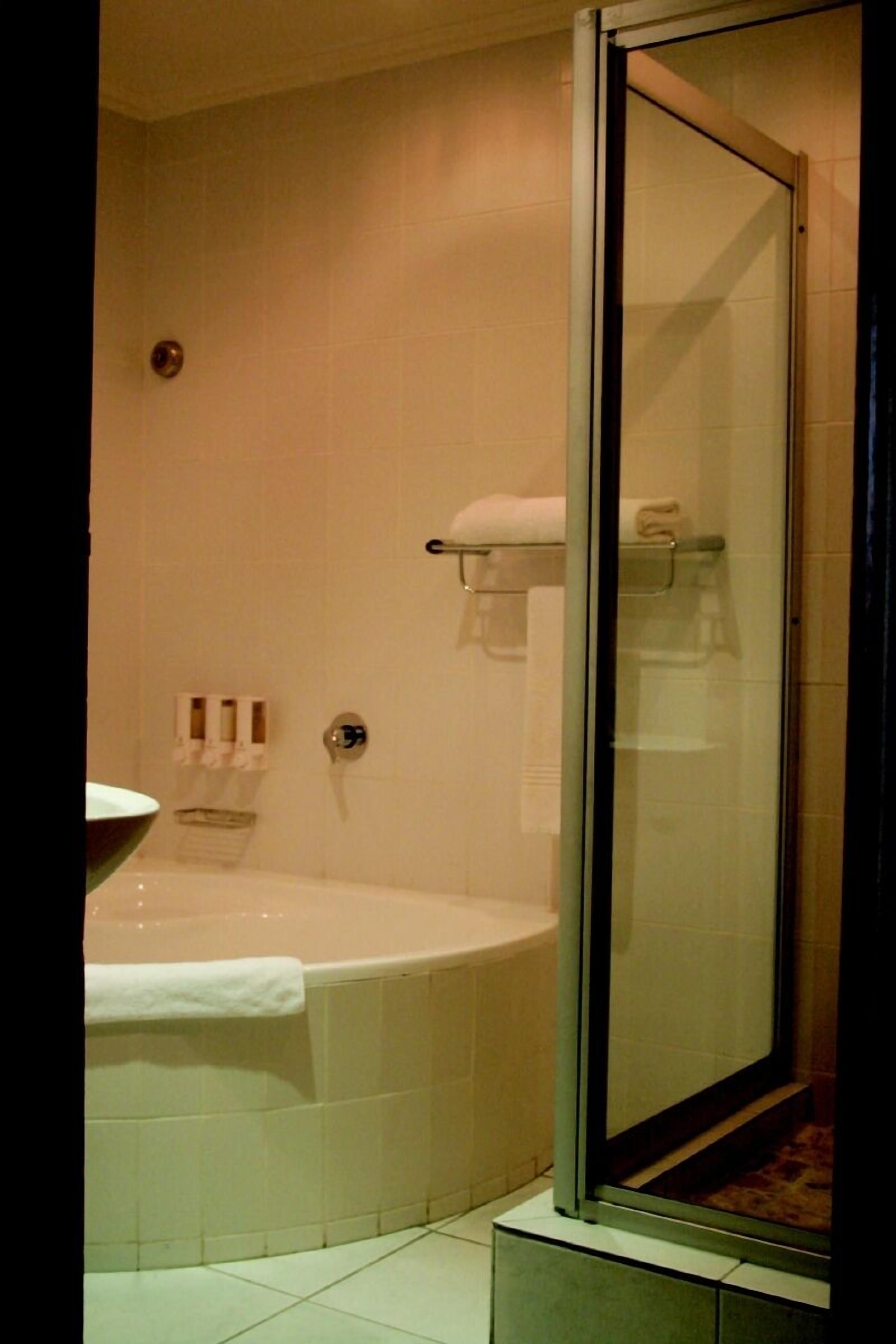 Chuveiro/banheira combinados, produtos de toalete grátis