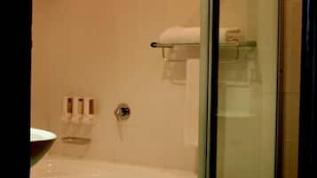 Chuveiro/banheira combinados, produtos de toalete grátis