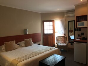 双床房 | 迷你吧、客房内保险箱、办公桌、隔音