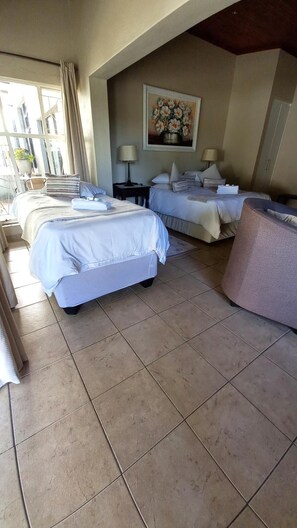 Individually decorated, individually furnished, desk, laptop workspace - Harmony Guesthouse (Mbombela)