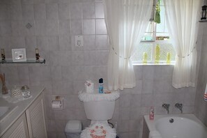 Free toiletries, towels - Harmony Guesthouse (Mbombela)