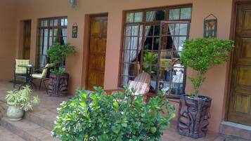 Vista frontal de la propiedad