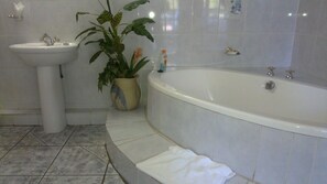 Family Room | Bathroom | Free toiletries, towels - Harmony Guesthouse (Mbombela)