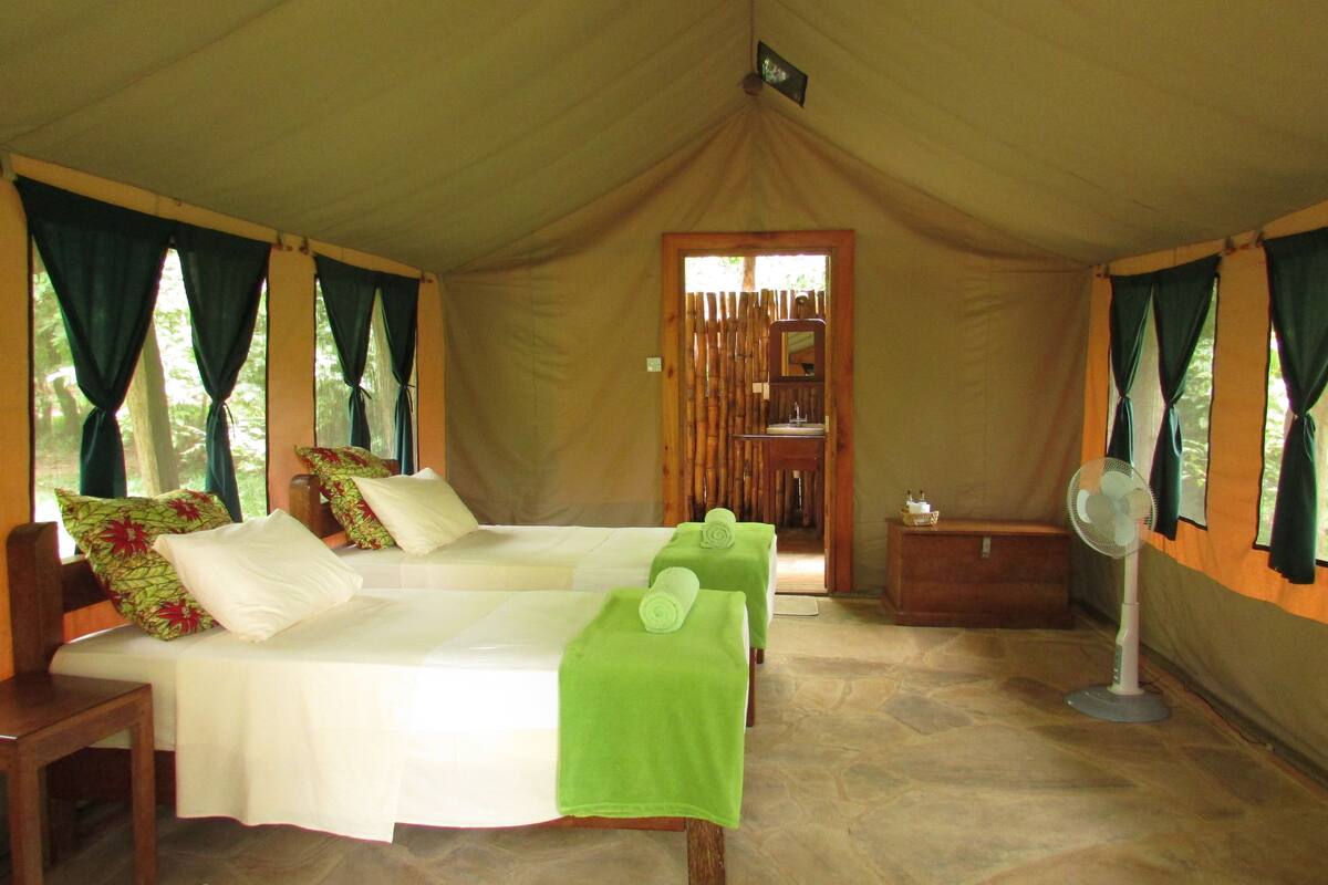 In-room safe, desk, bed sheets