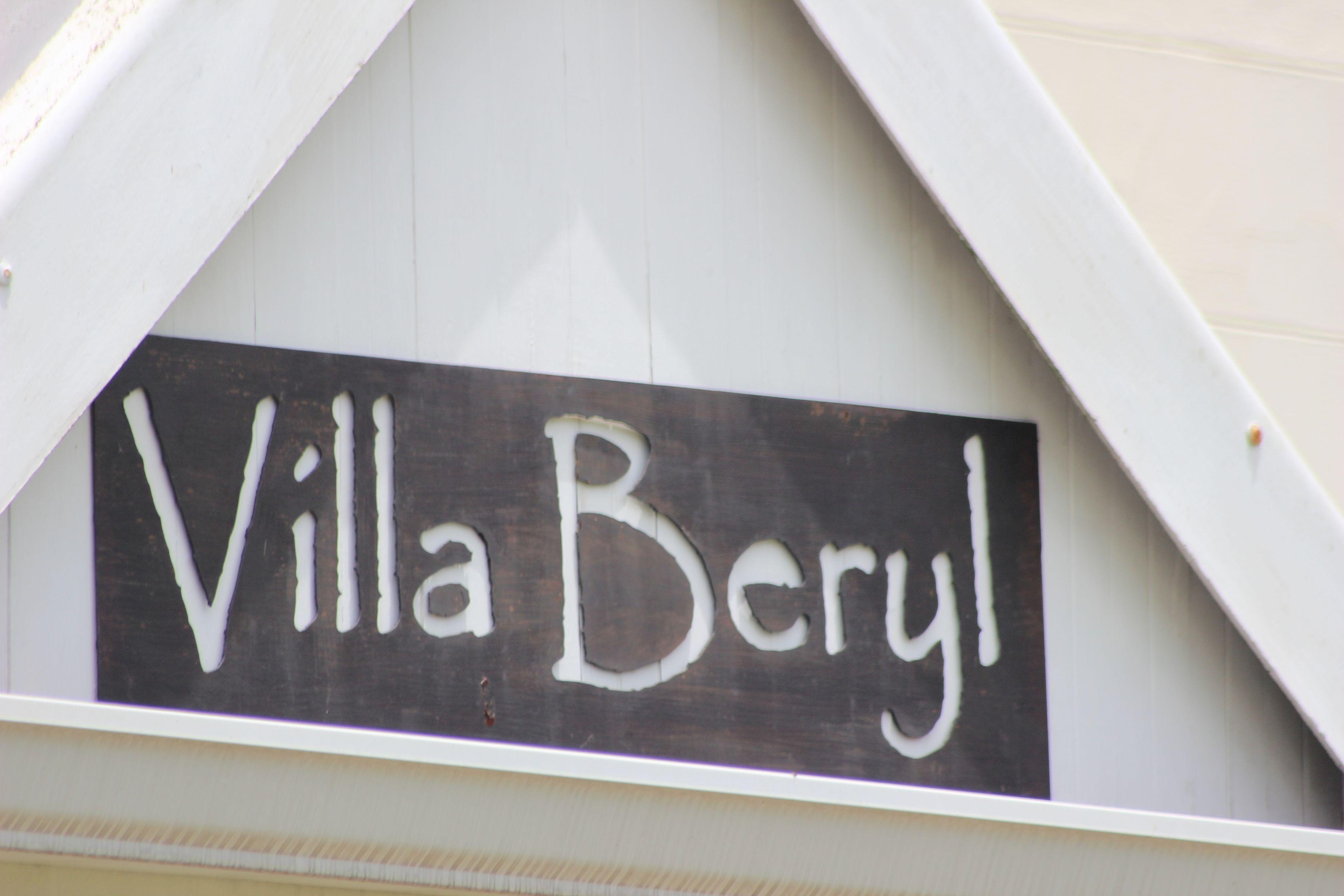 A sign with the text "Villa Beryl" on a wooden background.