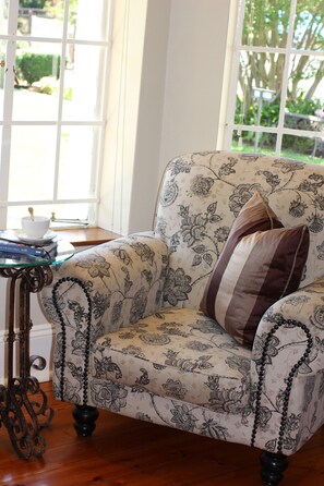 Comfort-Zimmer, 1 Schlafzimmer (Double Room) | Wohnbereich | 32-Zoll-Smart-TV mit Satellitenempfang