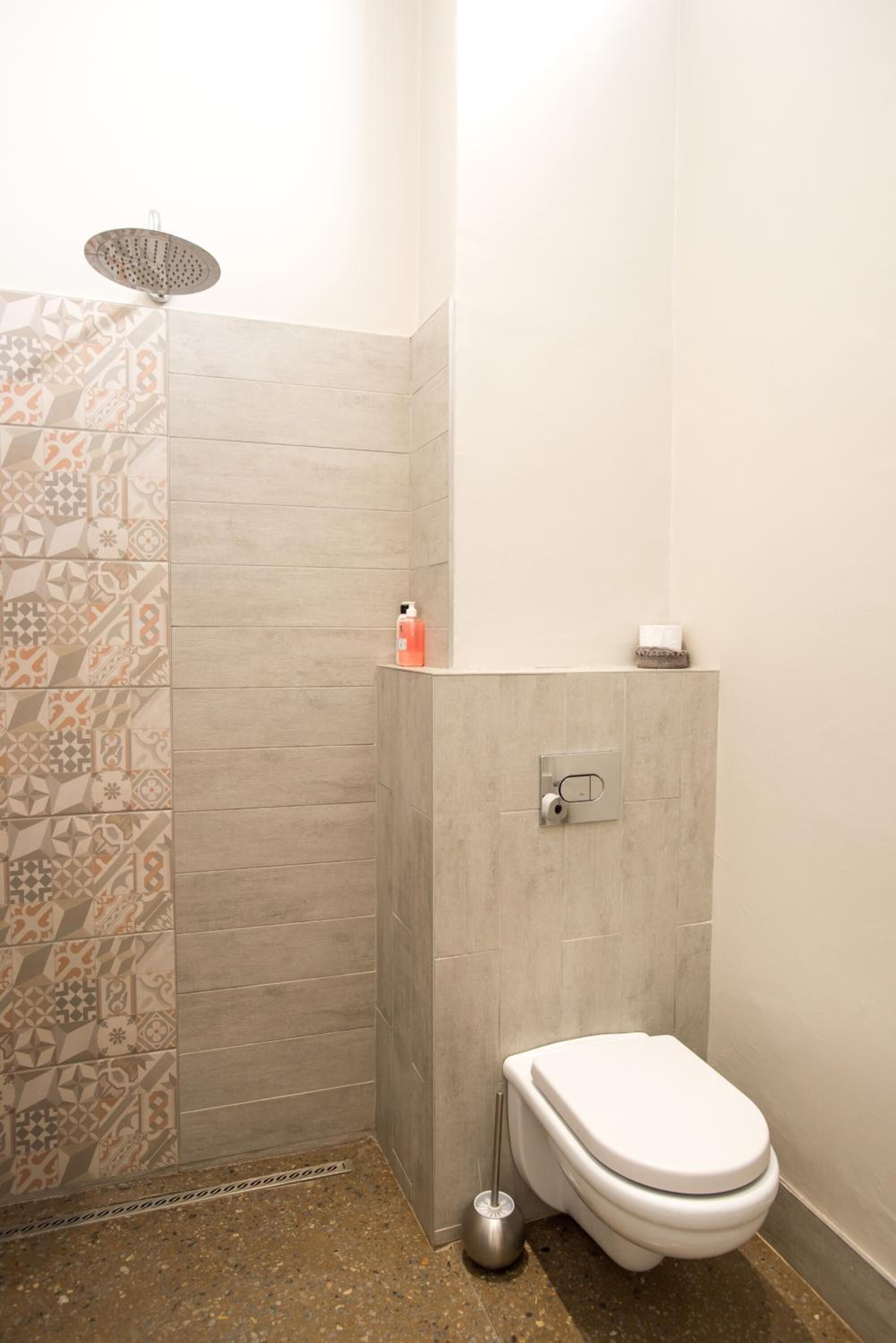 Ein kleines Badezimmer mit Toilette, Dusche und Waschbecken.