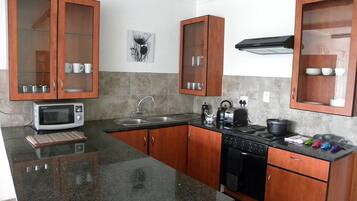 Batterie de cuisine, vaisselle et ustensiles