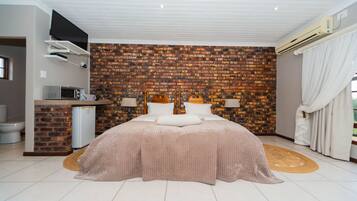 Deluxe Twin Room | Minibar, in-room safe, individually decorated, individually furnished