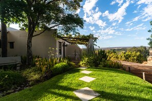 Family Room - Die Skooltjie | Garden view