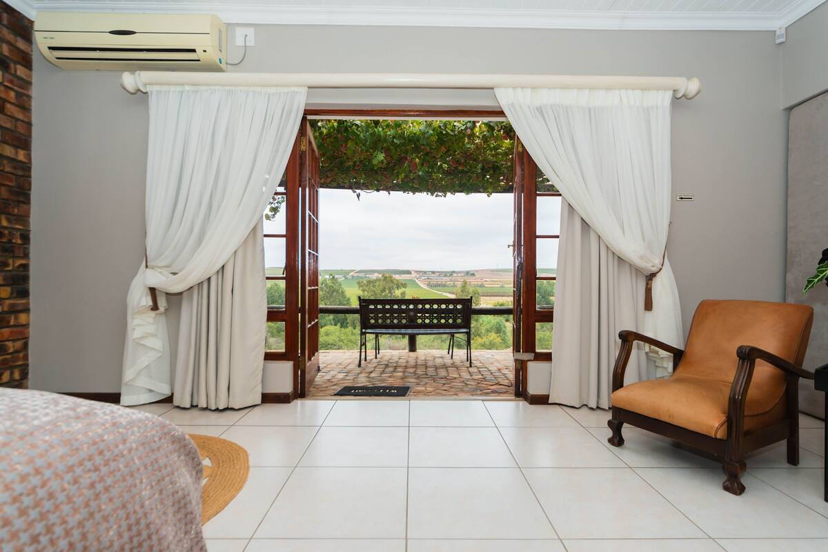 Deluxe Twin Room | Minibar, in-room safe, desk, iron/ironing board (on request)