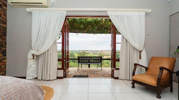 Deluxe Twin Room | Minibar, in-room safe, individually decorated, individually furnished