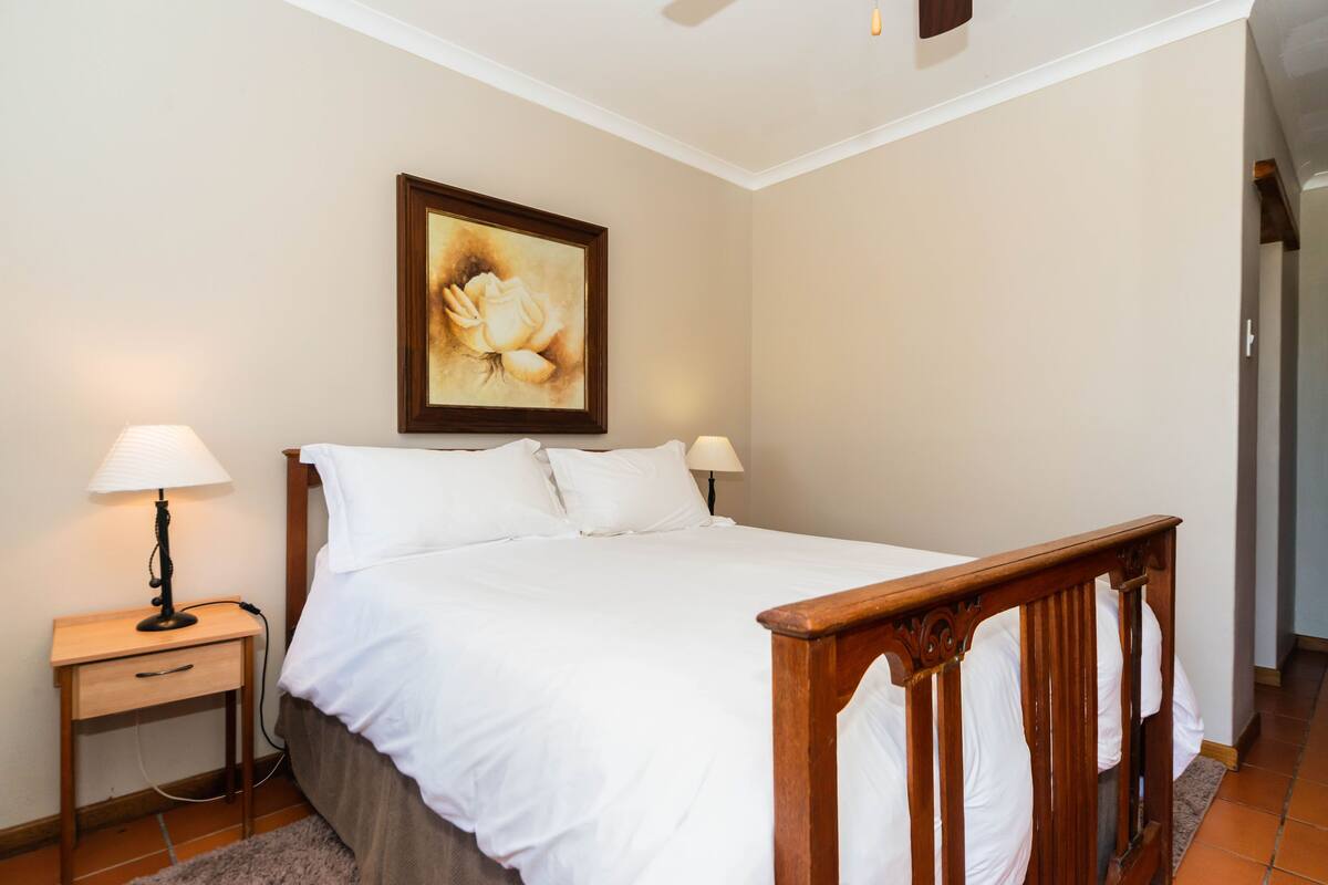 Double Room - Melkkamer | Minibar, in-room safe, desk, iron/ironing board (on request)