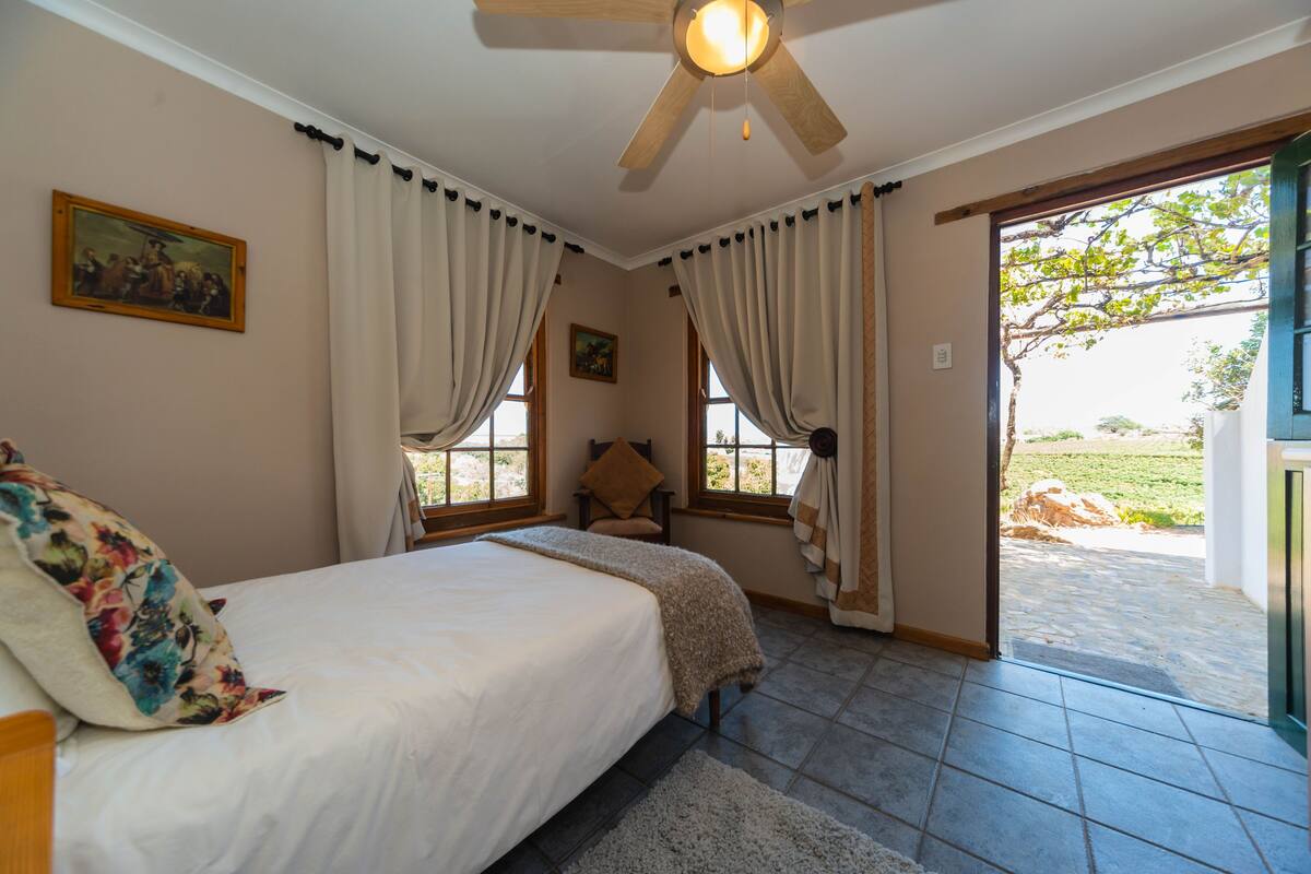 Single Room - Tuiekamer | Minibar, in-room safe, desk, iron/ironing board (on request)