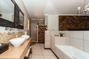Twin Room - Kamer 1 | Bathroom